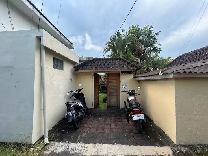 Villa Dua De Is Seminyak, Bali — entrance and motorbike parking
